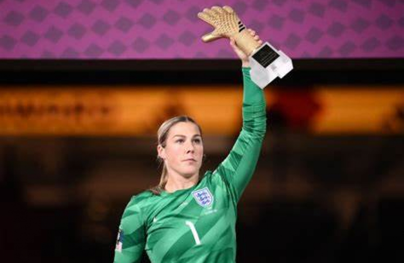 Mary Earps holds the Golden Glove Aloft.